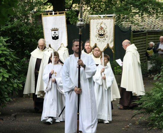 Terugblik op de Mariaprocessie in de kloostertuin