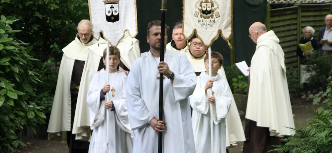 Terugblik op de Mariaprocessie in de kloostertuin 2024